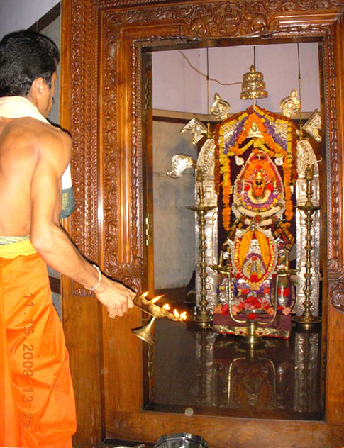 Achut Bhat performing aarati to Shri Mahalasa Narayani at Harikhandige