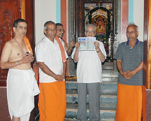 Noted Journalist M.V.Kamath releasing the book on Shri Mahalasa Narayani Temple at Harikhandige on Monday, December 2010. Also seen is Guruji Shri Suresh J. Pai (second left). 